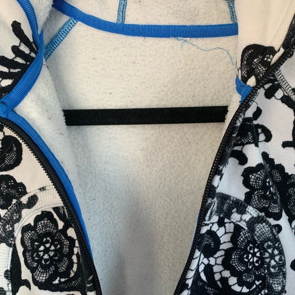 Lululemon scuba black & white paisley (size 8) - Picture 4 of 4